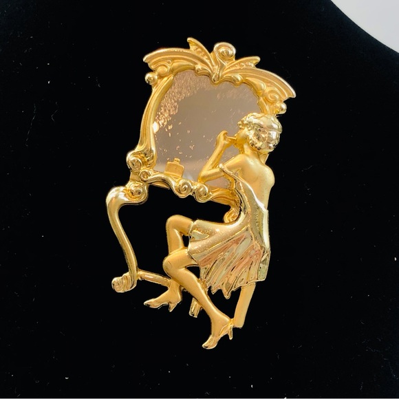 Vintage AJC Brooch Gold Tone Woman at Dressing Table - Picture 12 of 16